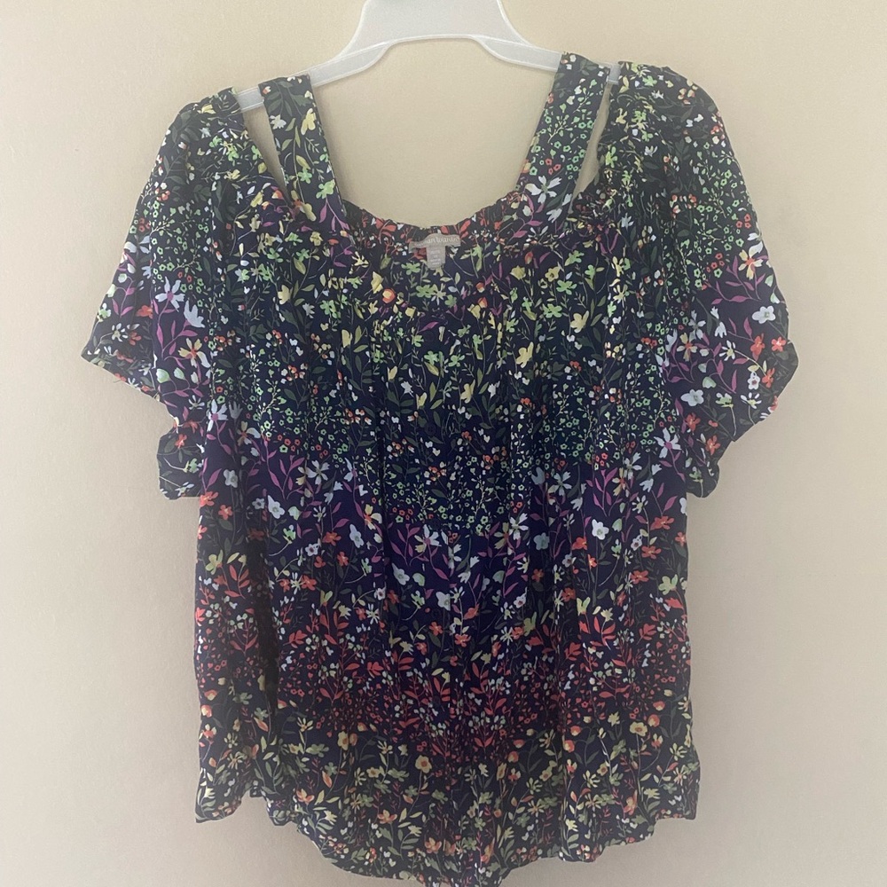 Printed Cold-Shoulder
Blouse 2X (26-28) Used like NEW